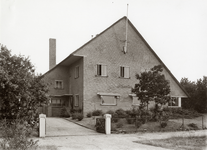 95098 Gezicht op de linker- en voorgevel van de villa L' Enclos te Amersfoort.